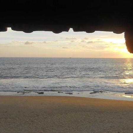 Beach House Negombo Bagian luar foto