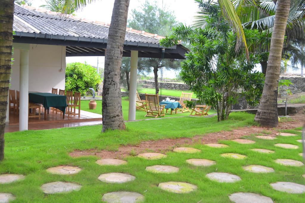 Beach House Negombo Bagian luar foto