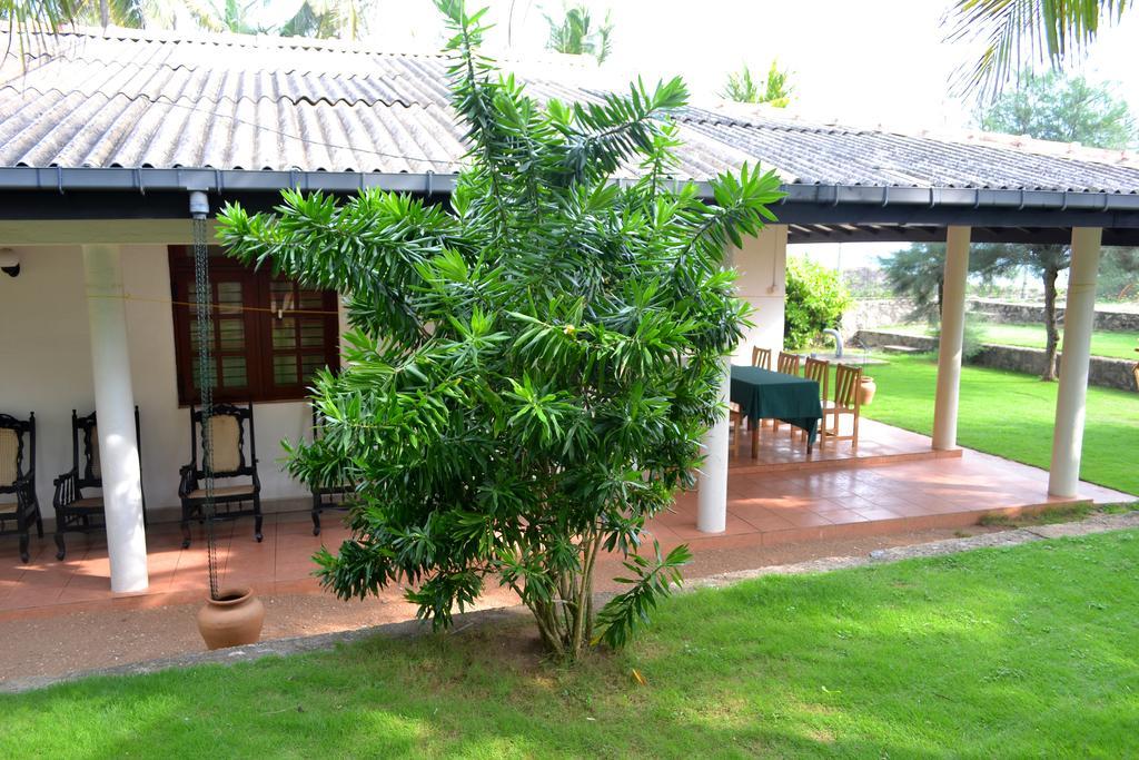 Beach House Negombo Bagian luar foto
