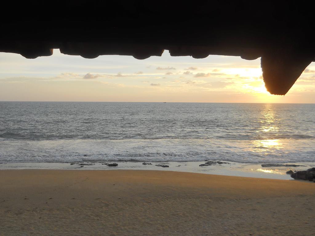 Beach House Negombo Bagian luar foto