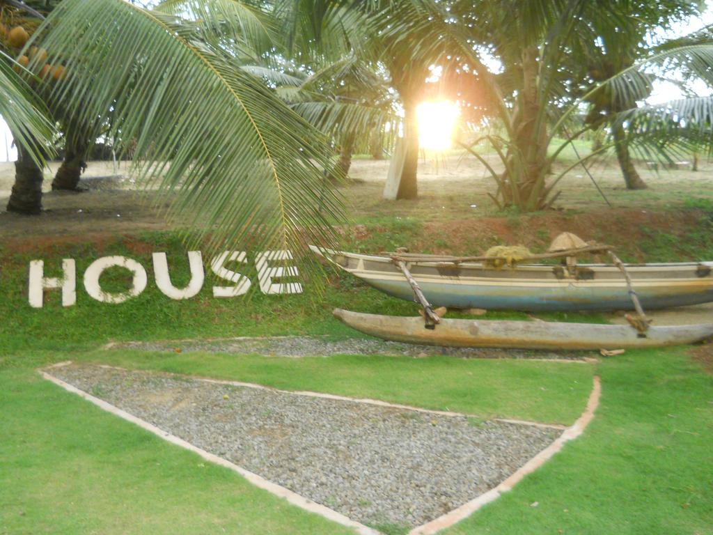 Beach House Negombo Bagian luar foto
