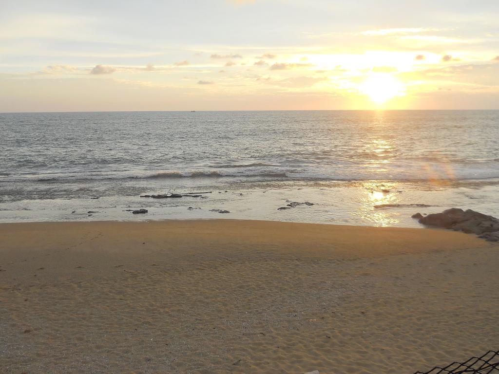 Beach House Negombo Bagian luar foto