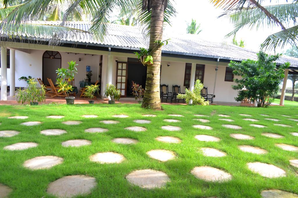 Beach House Negombo Bagian luar foto